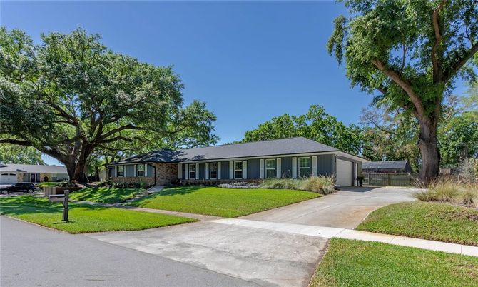 Exterior, Facade, Ranch