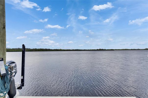 Exterior, Lake