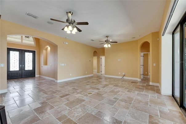 Empty room, Interior
