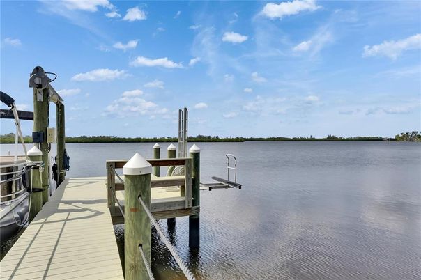 Exterior, Lake