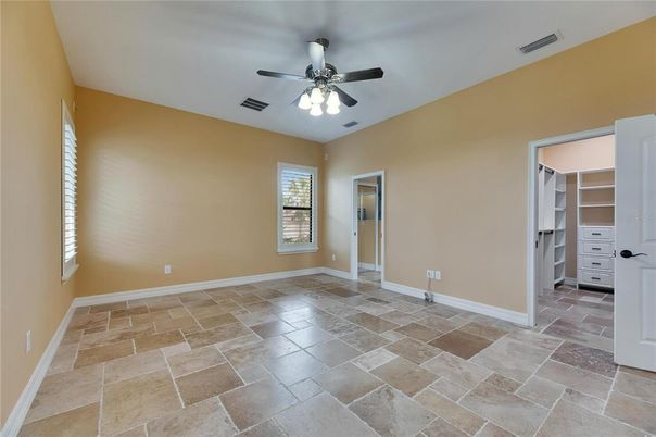 Empty room, Interior