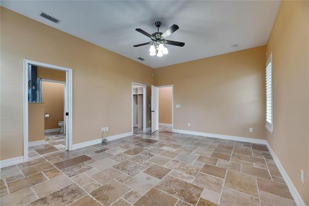 Empty room, Interior