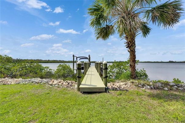 Exterior, Lake