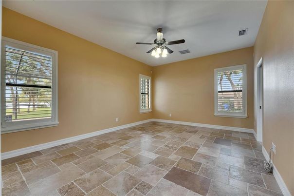 Empty room, Interior