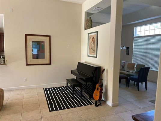 Interior, Piano