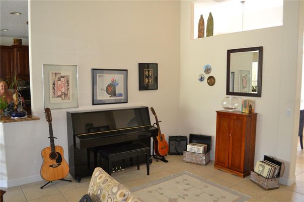Interior, Piano