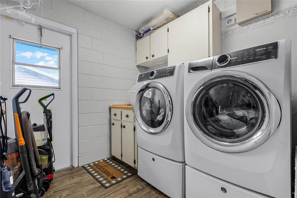 Interior, Washer, Wood Texture Flooring