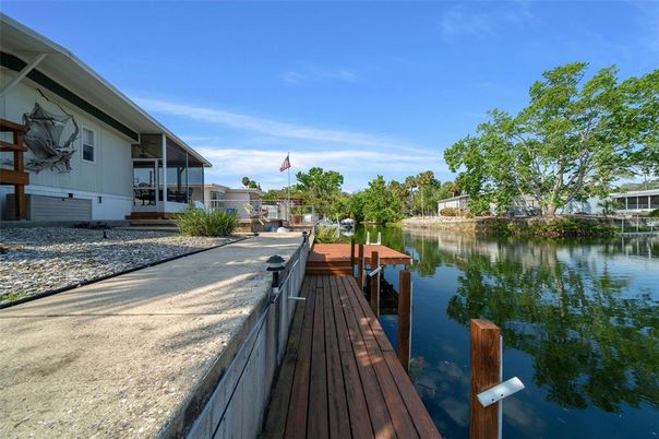 Exterior, Lake