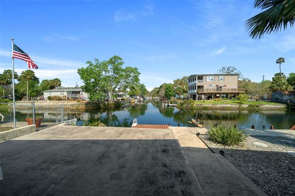 Exterior, Lake