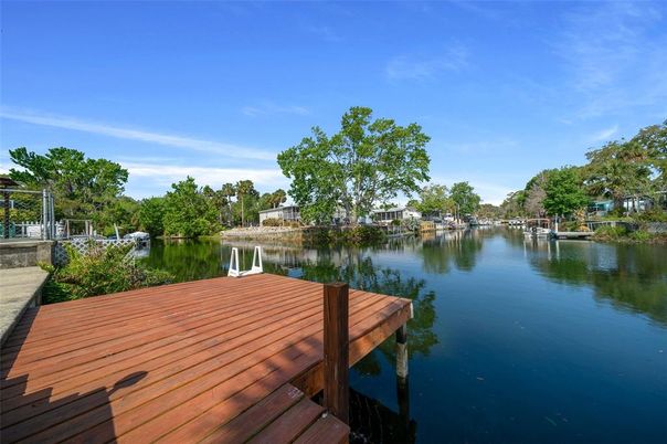 Exterior, Lake