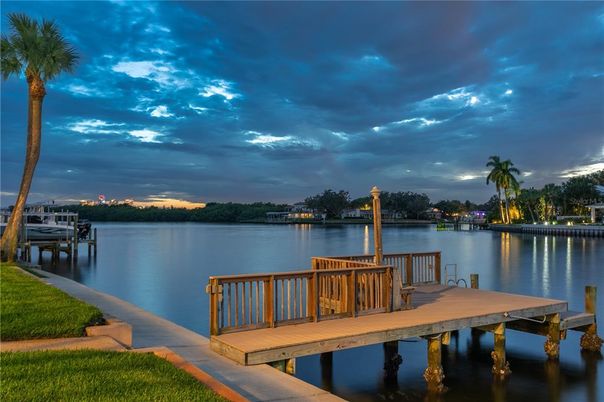 Exterior, Lake