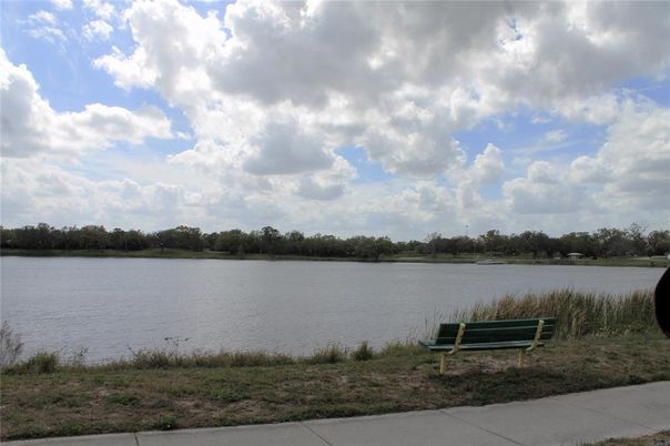 Exterior, Lake