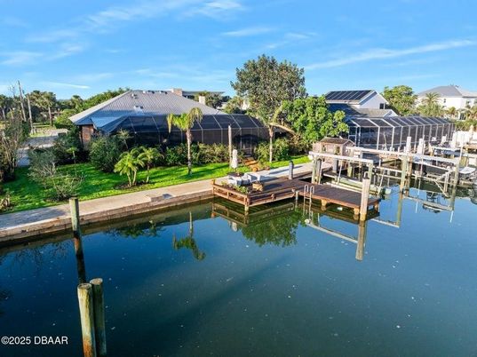 Exterior, Lake
