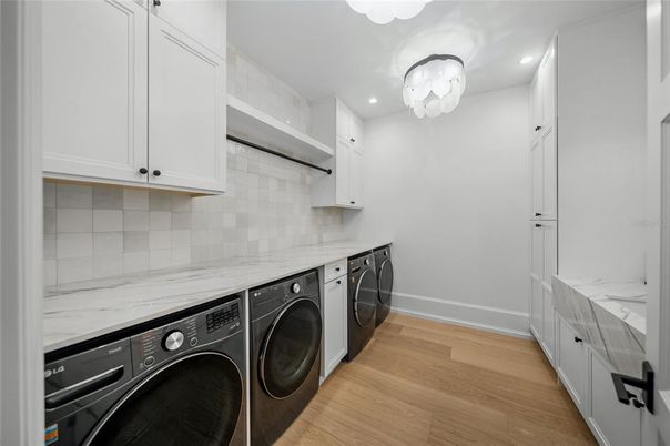 Interior, Recessed Lighting, Washer, Wood Texture Flooring
