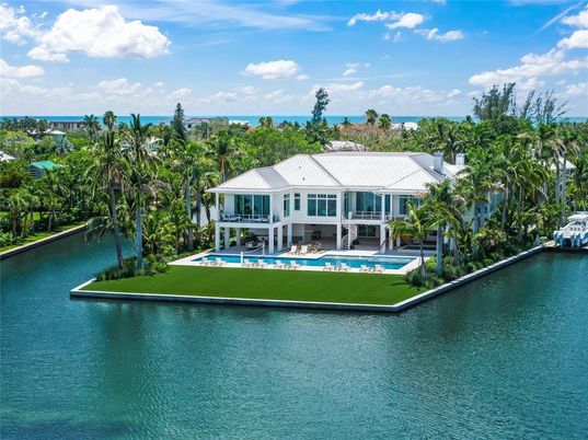 Exterior, Lake