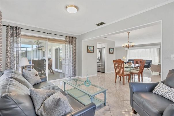 Chandelier, Dining room, Interior, Kitchen, Living room, Stainless Steel Appliances