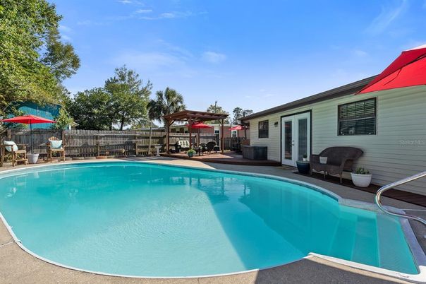 Exterior, Pool