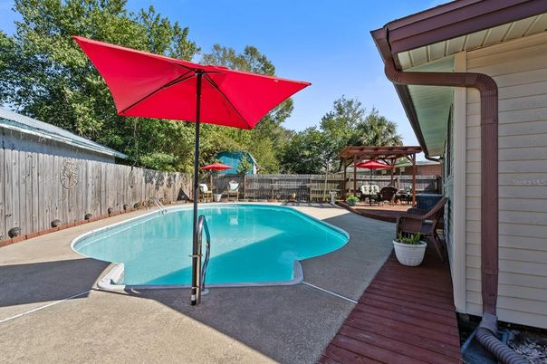 Exterior, Pool