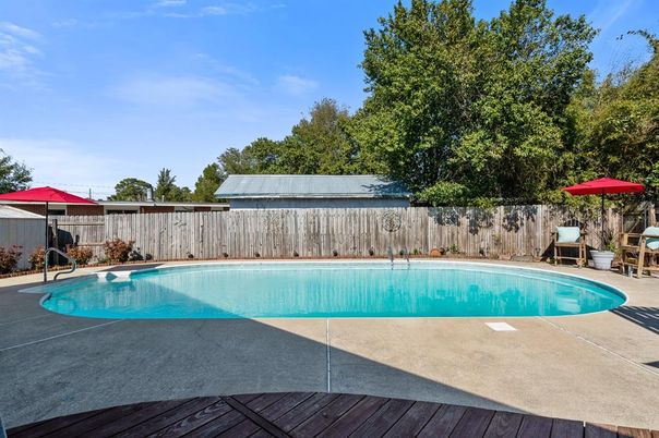 Exterior, Pool