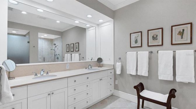 Bathroom, Dual Sink Vanities, Interior, Recessed Lighting