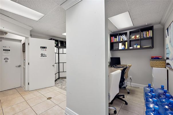 Home Office, Interior