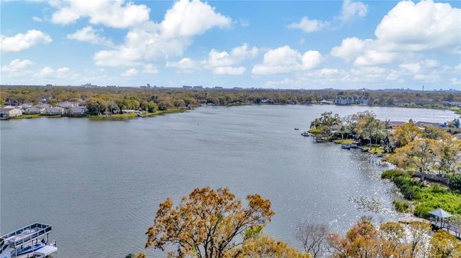 Exterior, Lake
