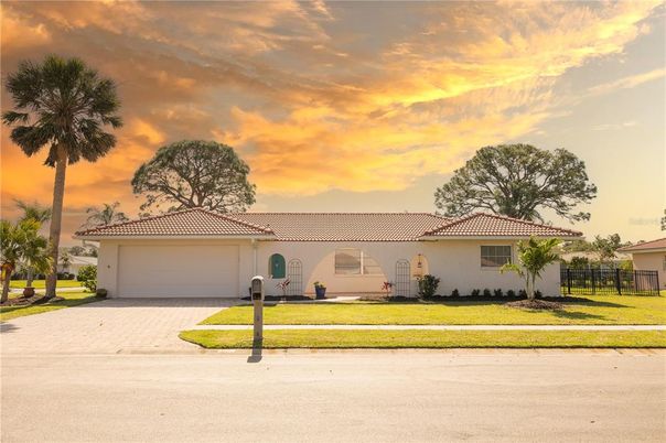 Attached, Exterior, Facade, Mediterranean