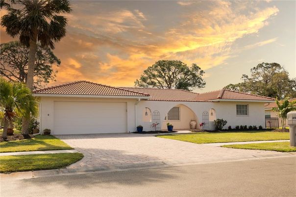 Attached, Exterior, Facade, Mediterranean