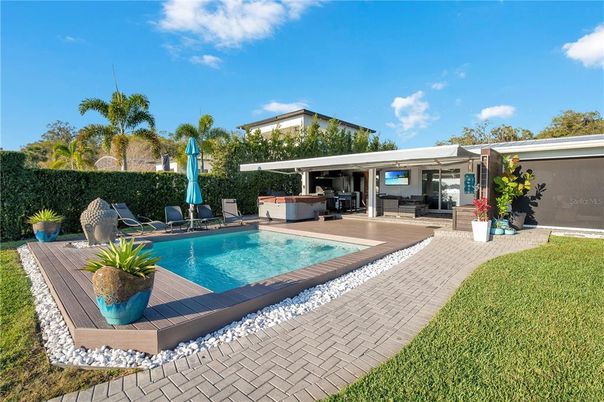 Exterior, Pool