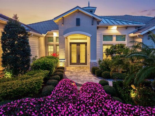 Exterior, Facade, Ranch