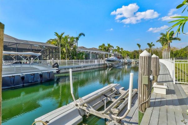 Exterior, Lake