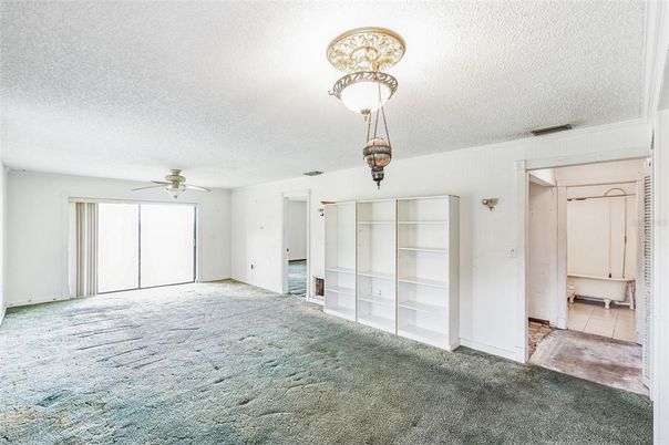 Empty room, Interior