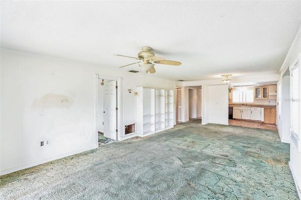 Empty room, Interior