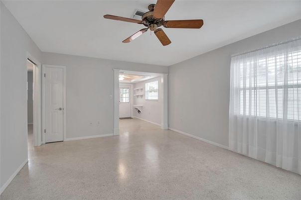 Empty room, Interior