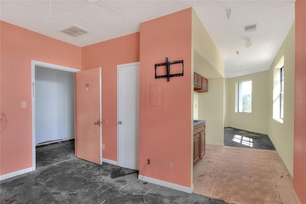 Empty room, Interior