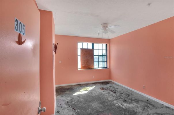 Empty room, Interior
