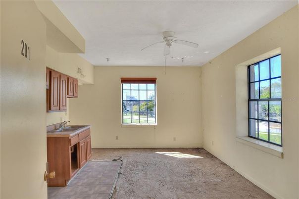 Empty room, Interior
