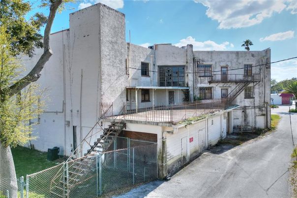 Attached, Exterior, Facade, Modern
