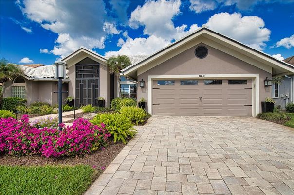 Attached, Exterior, Facade, Ranch