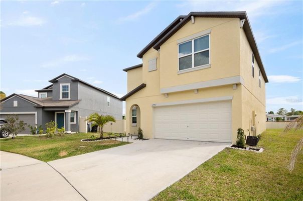 Attached, Exterior, Facade, Modern
