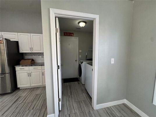 Interior, Washer, Wood Texture Flooring