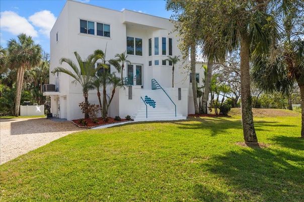 Backyard, Exterior, Facade, Modern