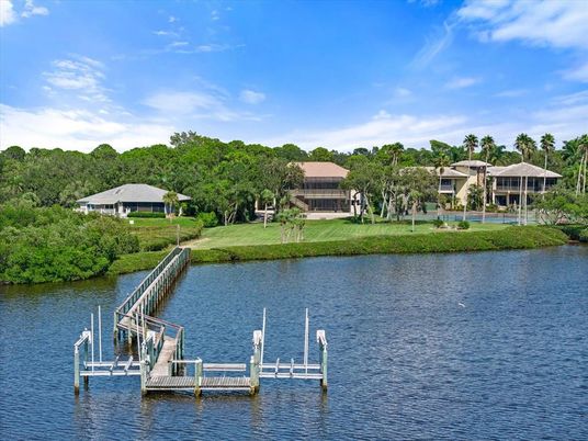 Exterior, Lake