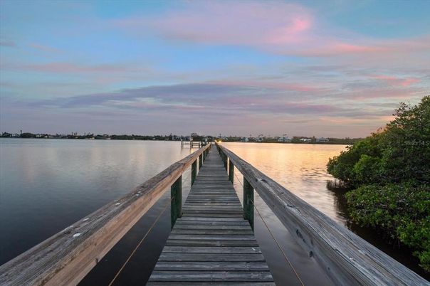 Exterior, Lake