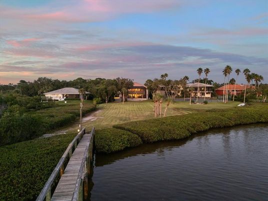 Exterior, Lake