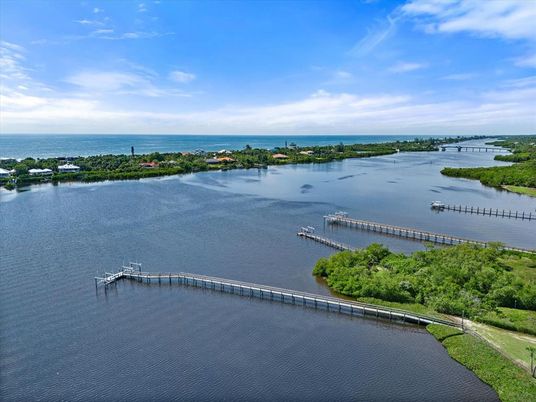 Exterior, Lake