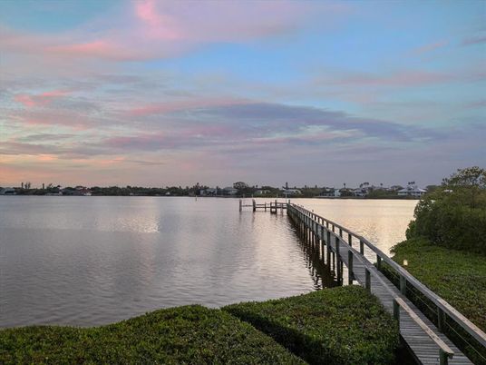 Exterior, Lake