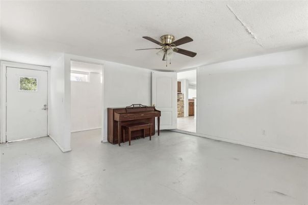 Interior, Piano