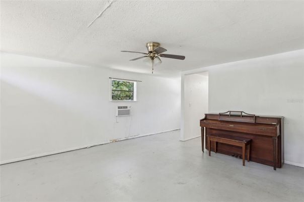 Interior, Piano