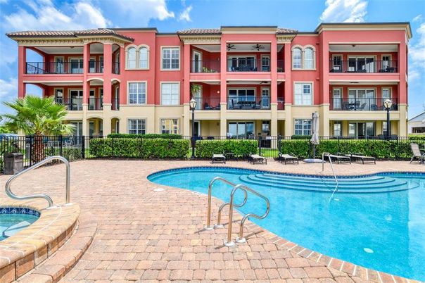 Exterior, Facade, Pool, Rowhouse